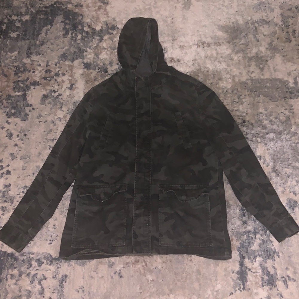 Men camo jacket with built in hood - size medium